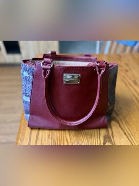 Woman’s Nine West Purse